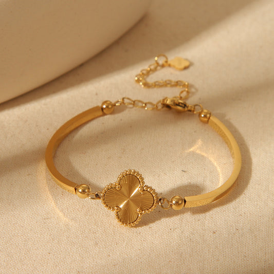 Pulsera trébol, completamente en oro.