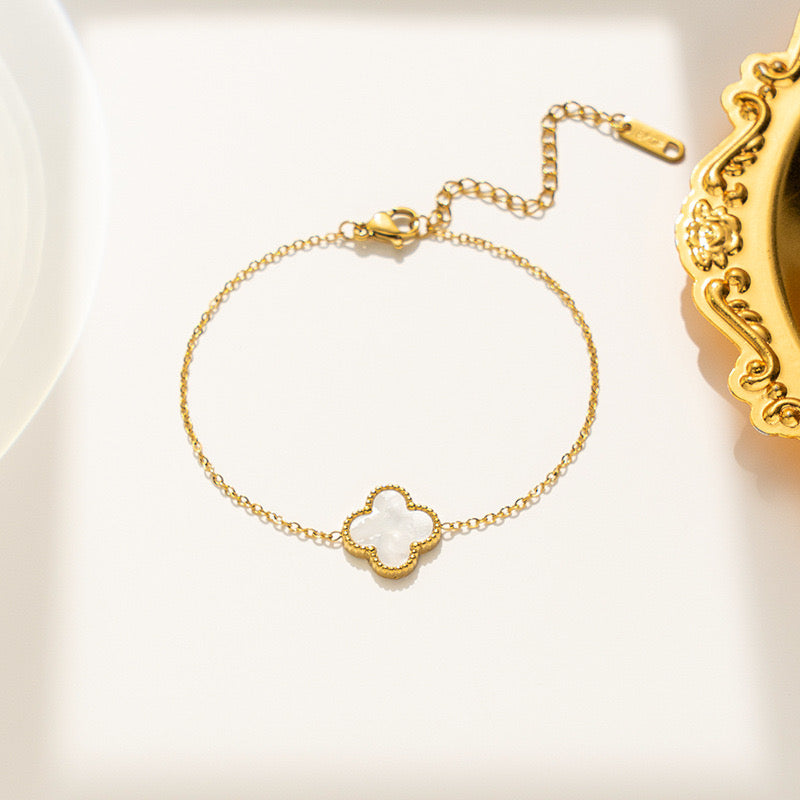 Pulsera Trébol, color blanco y oro.