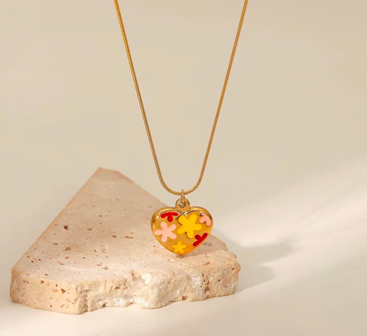 Cadena de corazón con flores