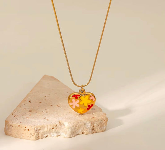 Cadena de corazón con flores